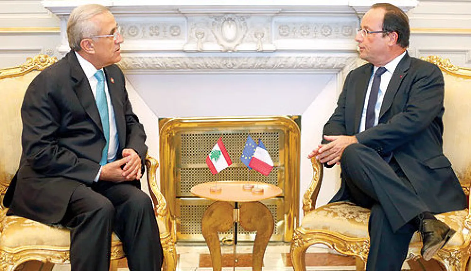 الرئيس الفرنسي فرنسوا هولاند لدى لقائه الرئيس اللبناني ميشال سليمان قبل بدء دورة الالعاب الفرانكفونية السابعة في نيس أمس (أ.ب)