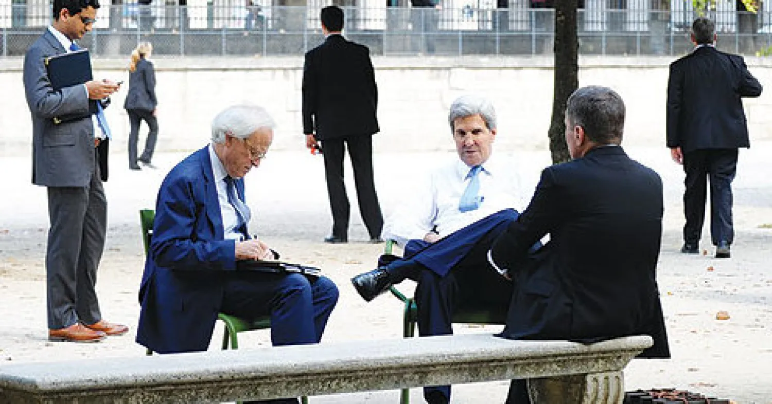 جون كيري، وزير الخارجية الأميركي، وإلى جانبه (يسار) مارتين انديك المبعوث الأميركي للسلام في الشرق الأوسط، والسفير الأميركي لدى فرنسا تشارلز ريفكين، في متنزه تويلري في العاصمة باريس أمس (أ.ب)
