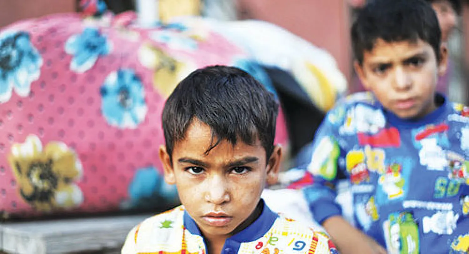 طفلان سوريان لاجئان من الطائفة العلوية بحي غازي في اسطنبول، أمس. ووصل نحو ألفي سوري من الطائفة إلى تركيا مؤخرا (أ.ف.ب)
