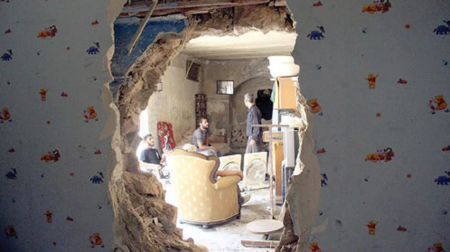 مقاتلون من «الجيش السوري الحر» يجتمعون في بيت مهجور في حلب أمس (رويترز)