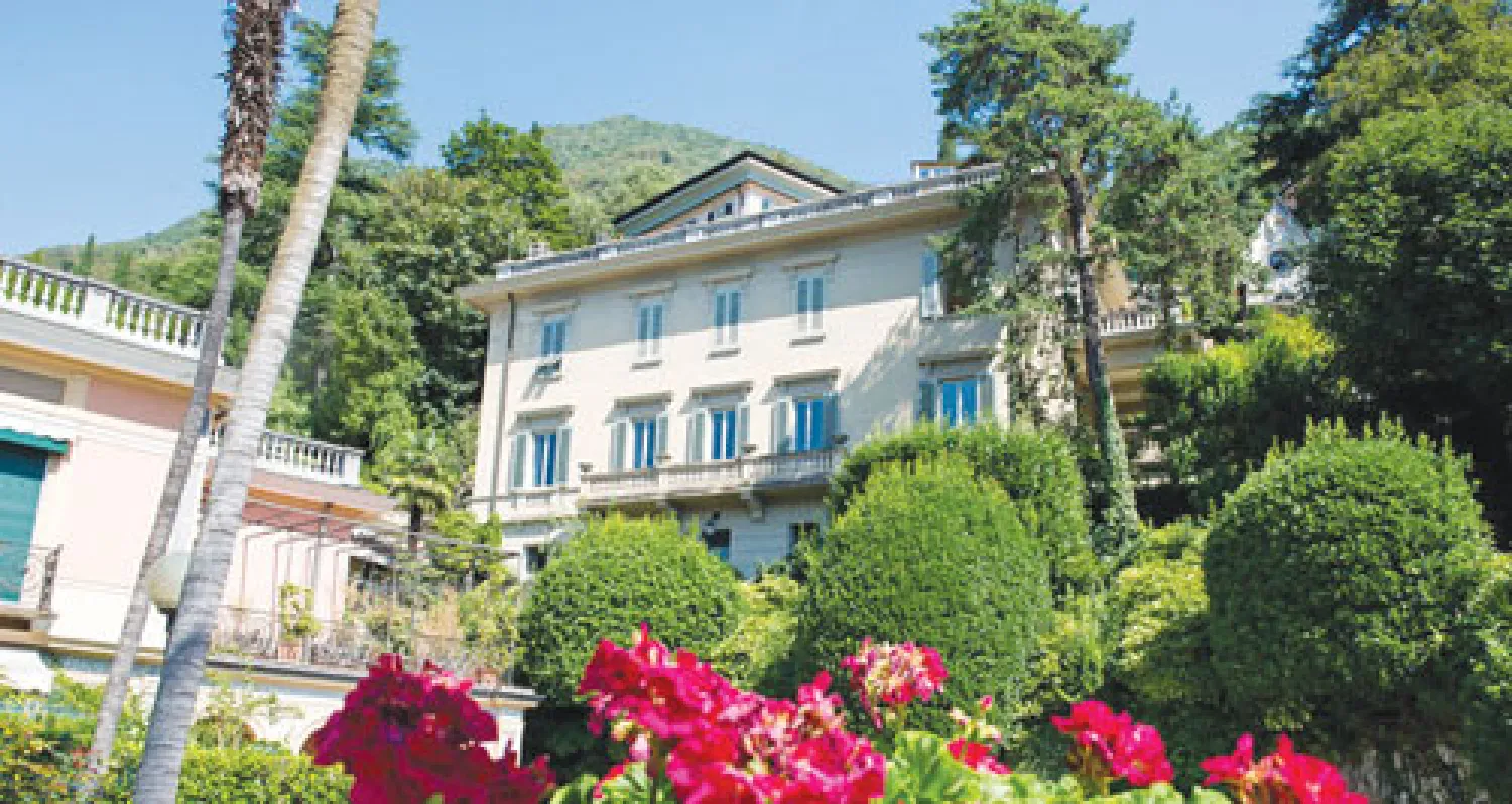 تطل هذه الشقة المعروضة بسعر 2.26 مليون دولار (1.7 مليون يورو)، والتي تضم ثلاث غرف نوم وثلاثة حمامات والموجودة بالطابق الأرضي من فيلا على الطراز الكلاسيكي الجديد في مدينة بليفيو من الغرب على بحيرة كومو. وتؤدي أبواب فرنسية طويلة في غرفة المعيشة إلى شرفة خاصة مطلة على البحيرة محاطة بدرابزين من الأح...