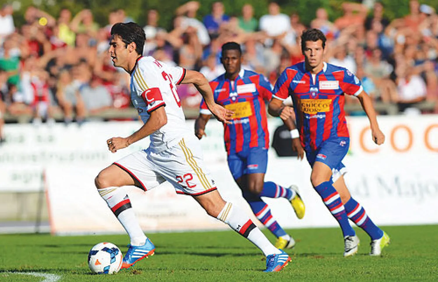 في تلك المرة، منذ 10 سنوات وأسبوعين، كان قائد الفريق هو آندريه شيفشينكو. قائد جديد ومؤقت، الذي بعدها بأيام قليلة استطاع قهر بورتو مورينهو في كأس السوبر الأوروبية بهدف من رأسية ساحرة. بينما هذه المرة القائد هو ريكي، وهو ذاته الذي وصل إلى صفوف الميلان عام 2003 باسم طويل جدا مثل كل الأسماء البرازيل...