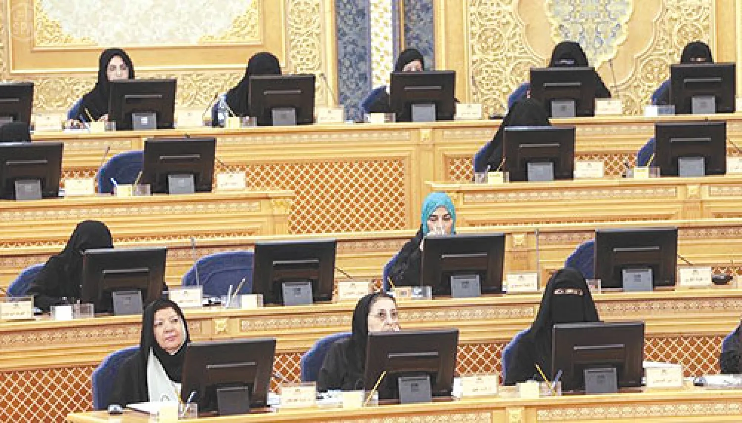 سيدات من أعضاء مجلس الشورى لدى حضورهن أمس الجلسة الأولى للمجلس بعد الإجازة (واس)