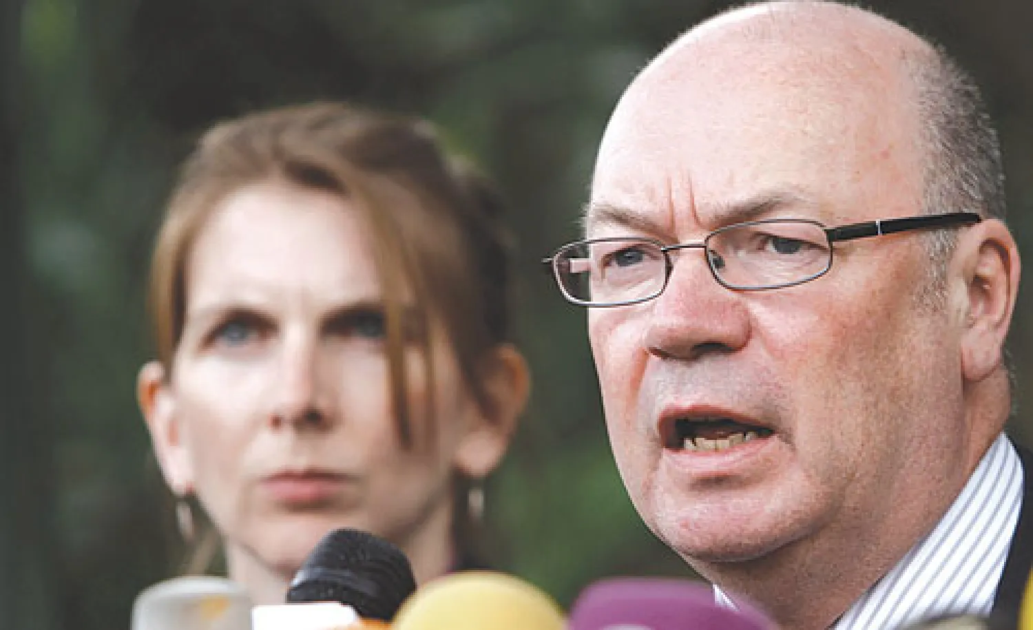 أليستر بيرت خلال المؤتمر الصحافي الذي عقده في صنعاء أمس، وبدت إلى جانبه سفيرة بلاده جان ماريوت (رويترز)