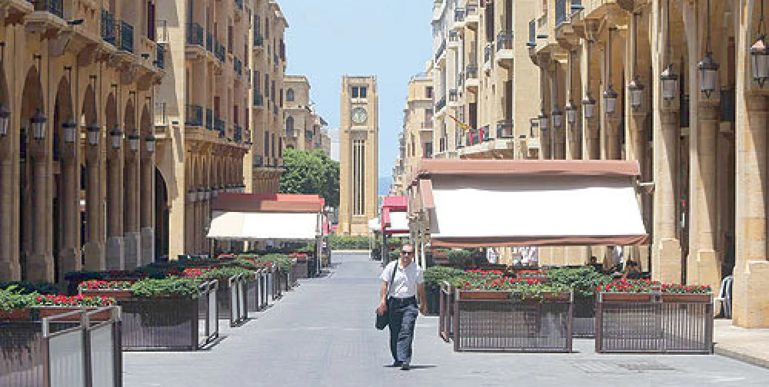 منطقة سوليدير وسط بيروت خالية من السياح والزوار المعتادين (أ.ف.ب)