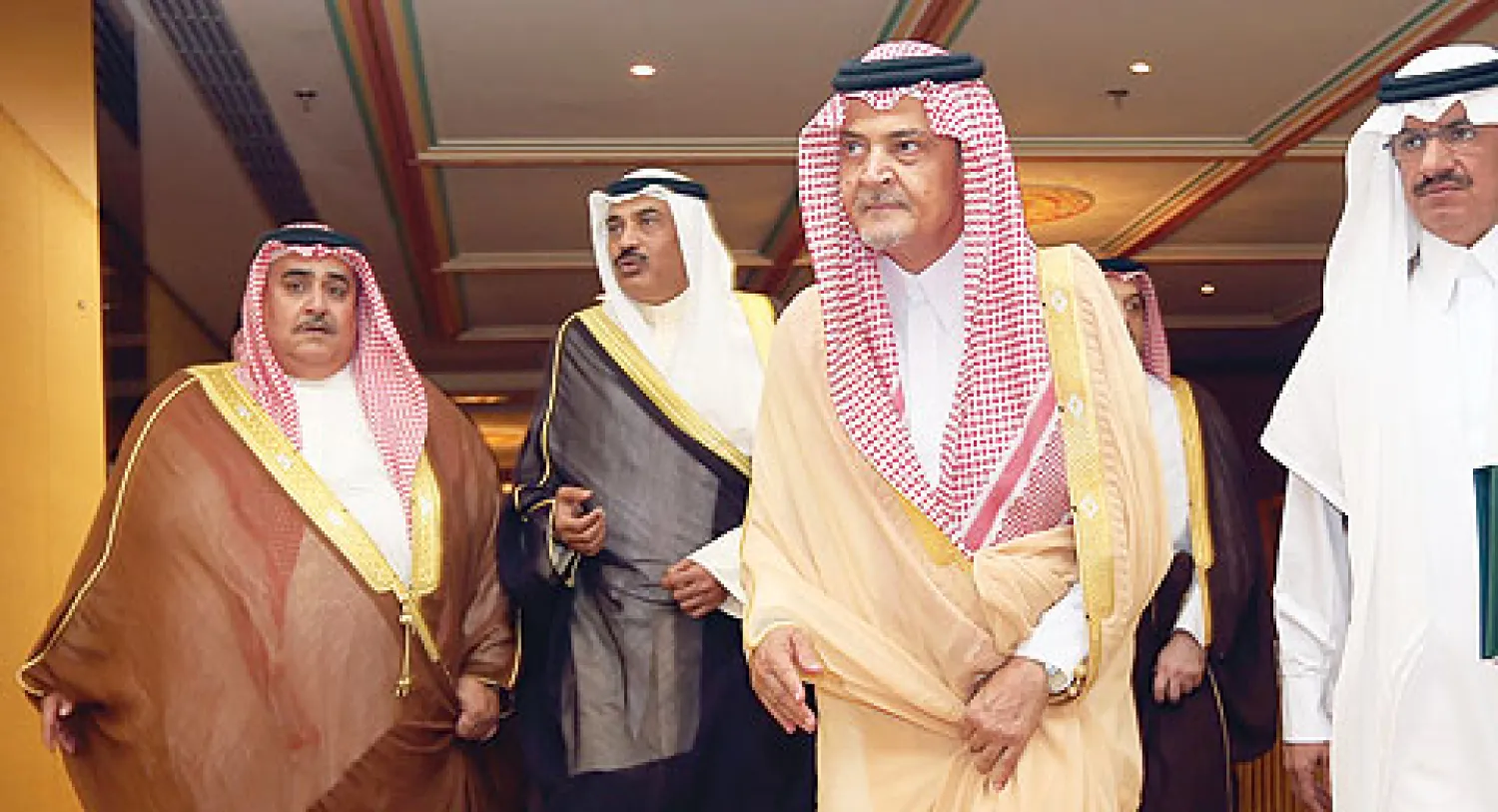الأمير سعود الفيصل وزير الخارجية السعودي لدى دخوله قاعة الاجتماعات فيما يبدو نظيراه الكويتي الشيخ صباح الخالد الأحمد والبحريني الشيخ خالد آل خليفة (تصوير: خضر الزهراني)