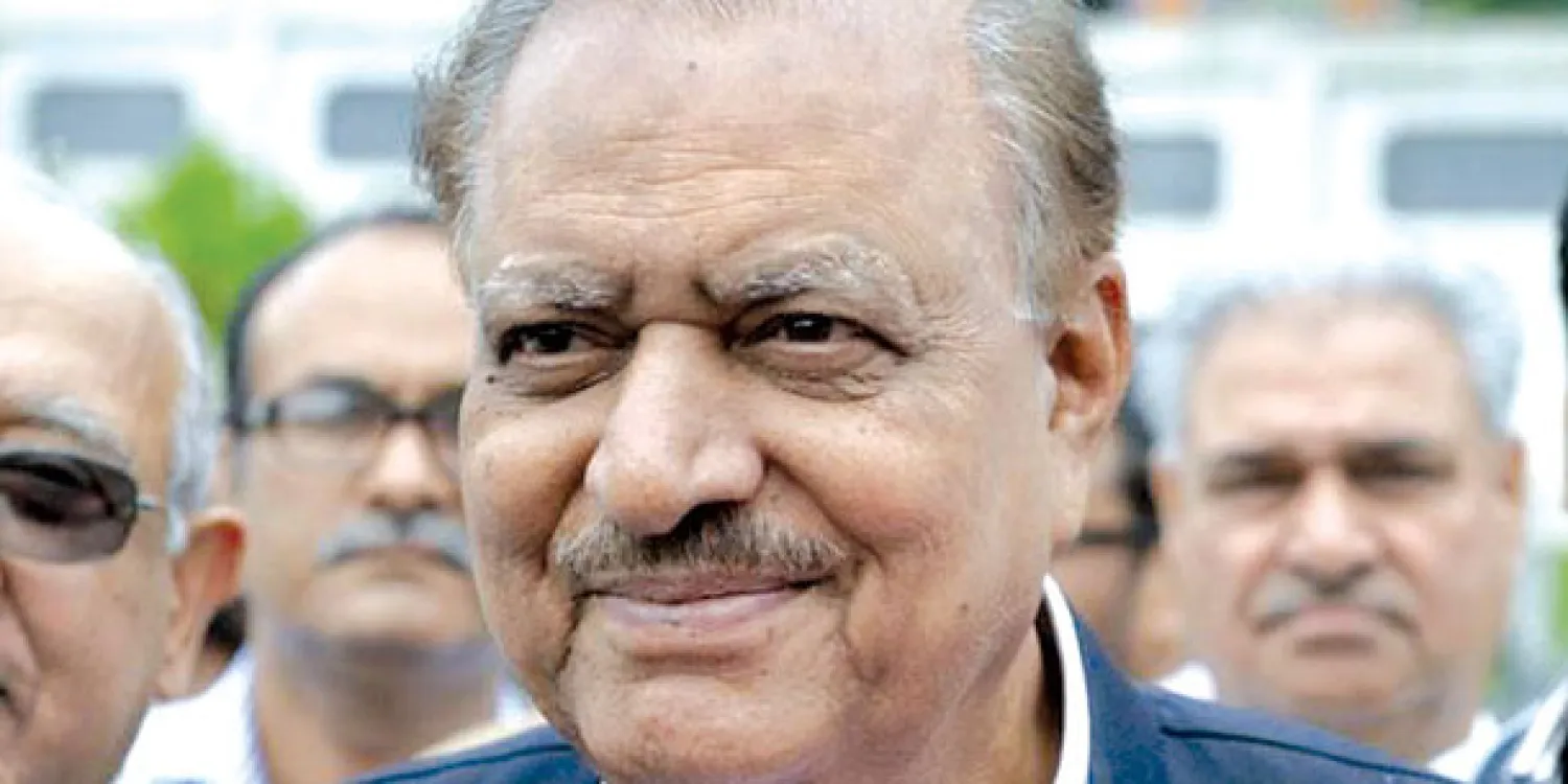 جاء قرار حزب الرابطة الإسلامية الحاكم في باكستان بانتخاب رجل أعمال متواضع من مدينة كراتشي في يوليو (تموز) الماضي ليشغل منصب رئيس الجمهورية في باكستان، بمثابة مفاجأة للجميع، حيث قام باختيار ممنون حسين المعروف بولائه لرئيس الوزراء نواز شريف. وتولى حسين مهامه رسميا أول من أمس رئيسا لدولة تواجه حركا...