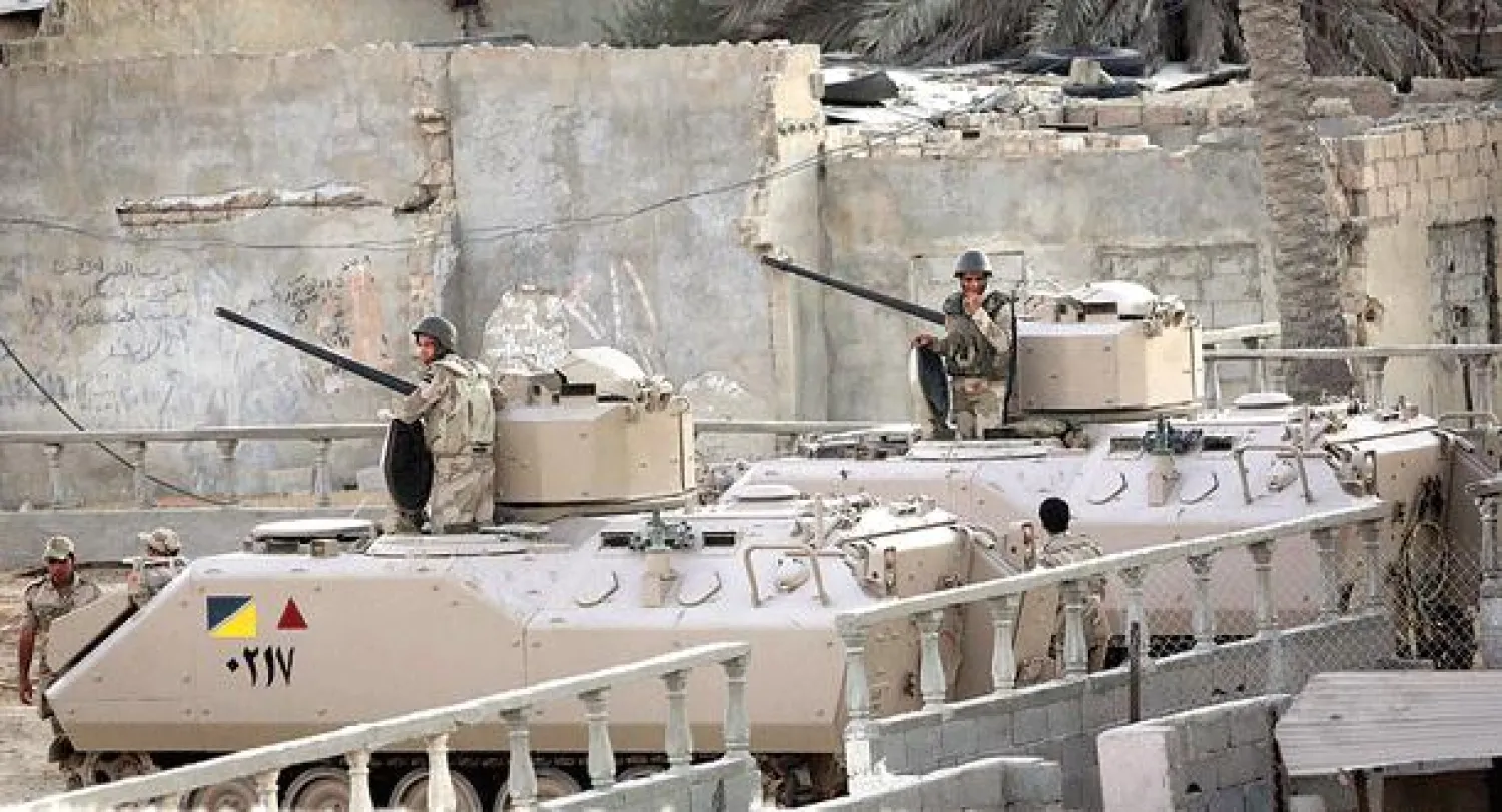 جنود مصريون في نوبة حراسة في مدينة رفح بالقرب من الشريط الحدودي مع قطاع غزة أمس (إ.ب.أ)