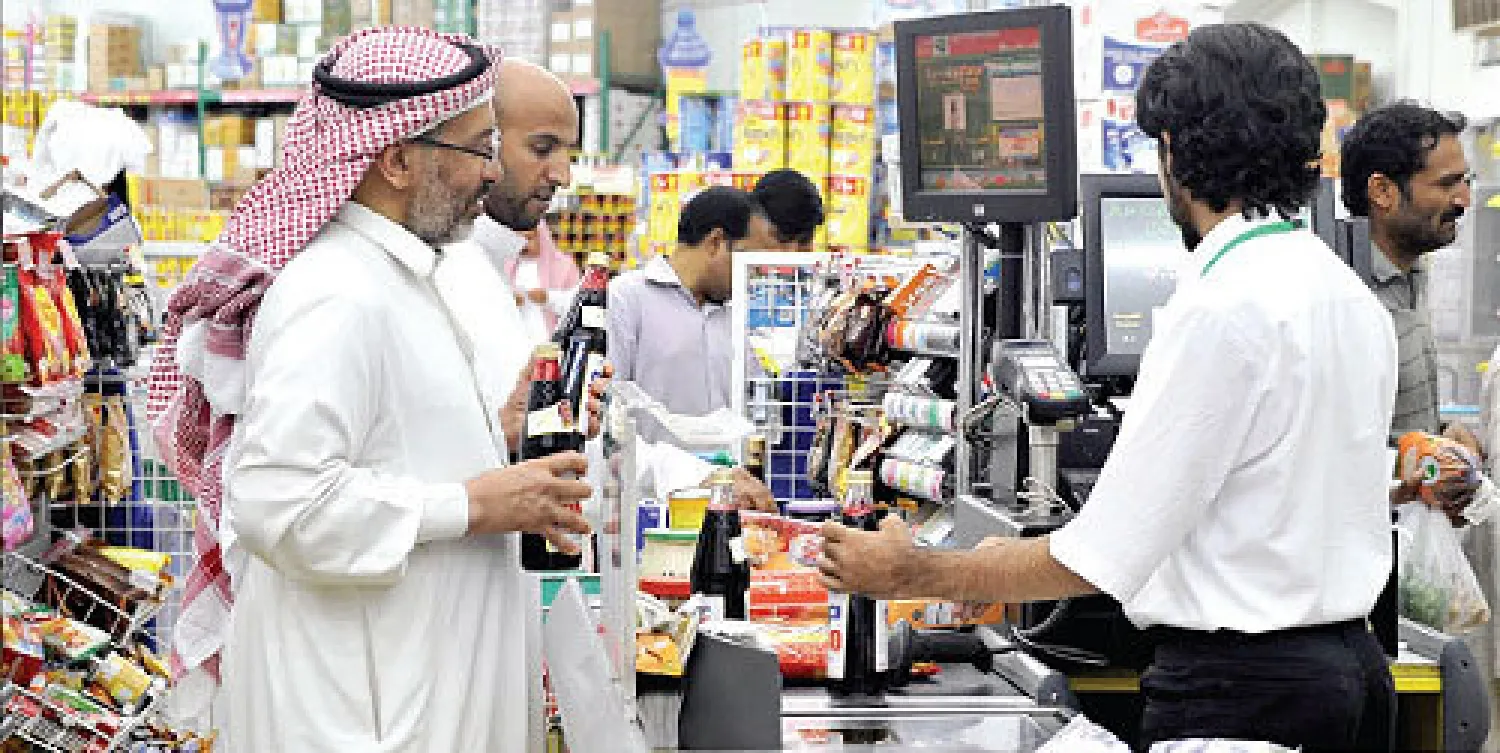 متسوقون في أحد متاجر العاصمة الرياض («الشرق الأوسط»)