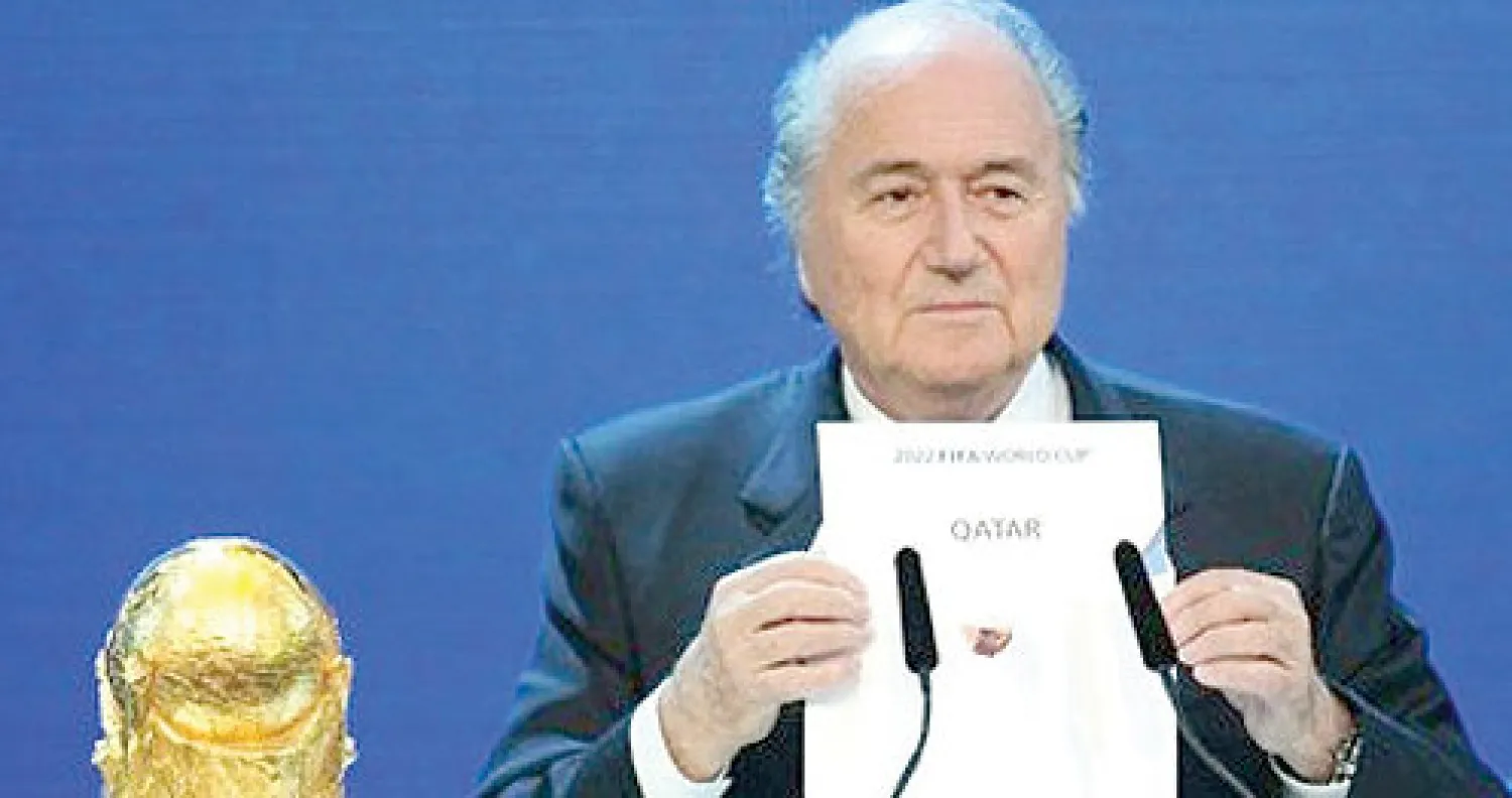 اعترف رئيس الاتحاد الدولي لكرة القدم جوزيف بلاتر بأنه «ربما كان من الخطأ» منح قطر حق استضافة كأس العالم 2022، مشددا في الوقت ذاته على التزامه بالتحرك لإقامة البطولة في الشتاء، لتجنب الحر الشديد في فصل الصيف. ويلتقي اتحاد الأندية الأوروبية (إيكا)، الذي يضم 214 ناديا أوروبيا، في جنيف، الثلاثاء، لم...