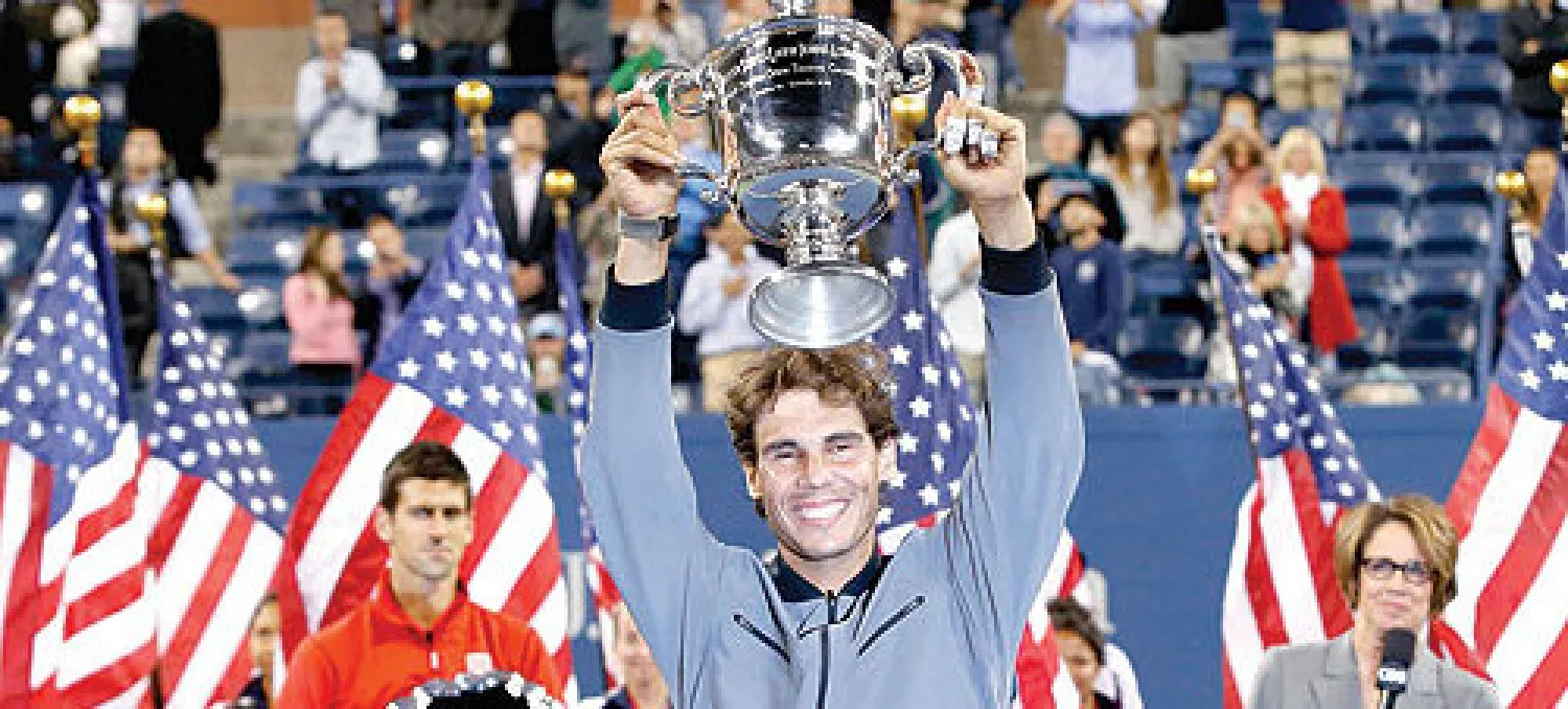 توج الإسباني رافاييل نادال المصنف الثاني على العالم بلقب بطولة أميركا المفتوحة للتنس (فلاشينغ ميدوز) رابع بطولات «غراند سلام» الأربعة الكبرى بعد فوزه على الصربي نوفاك ديوكوفيتش المصنف الأول عالميا 6 / 2 و3 / 6 و6 / 4 و6 / 1. واحتاج نادال إلى أقل من ثلاث ساعات ونصف الساعة ليقضي على أحلام منافسه د...