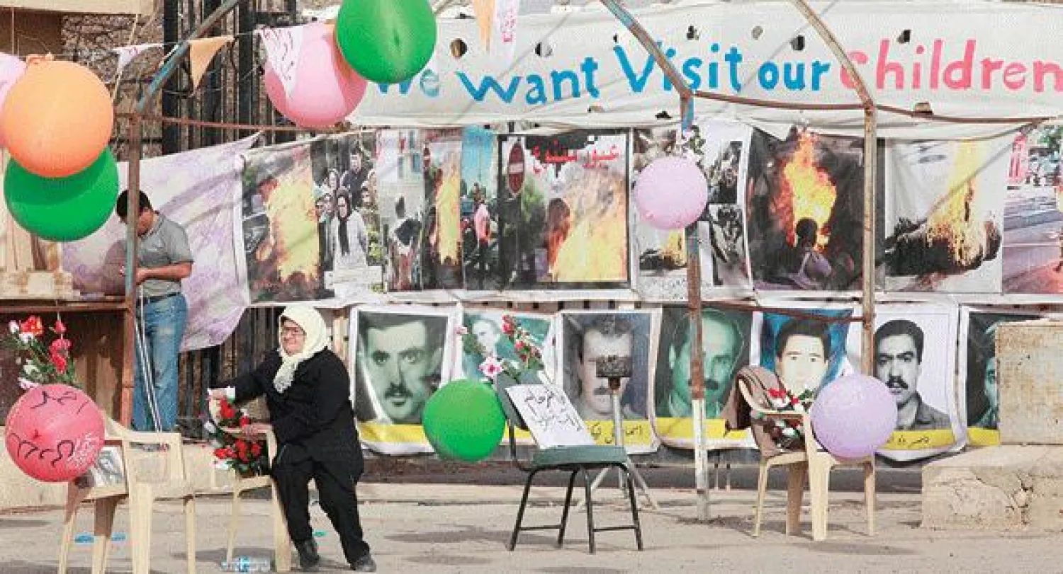 صورة أرشيفية لمدخل معسكر أشرف الذي بات خاليا من السكان (أ.ب)