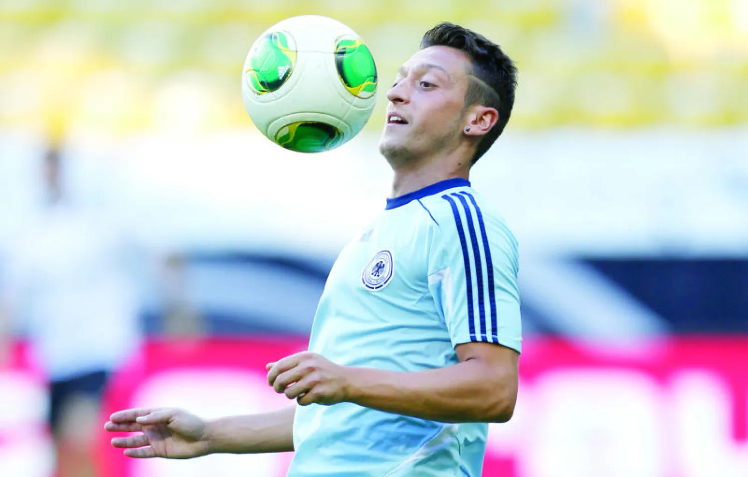 التحق لاعب ريال مدريد السابق وصاحب الرقم القياسي كأغلى لاعب في نادي آرسنال الإنجليزي مسعود أوزيل بتدريبات فريقه الجديد للمرة الأولى