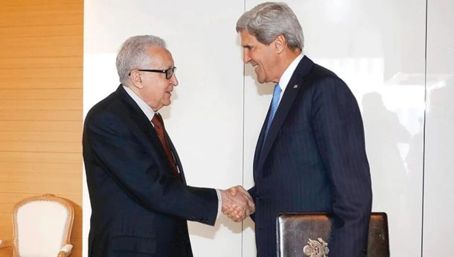 وزير الخارجية الأميركي جون كيري يلتقي الممثل الخاص للأمم المتحدة والجامعة العربية الأخضر الإبراهيمي في جنيف (رويترز)