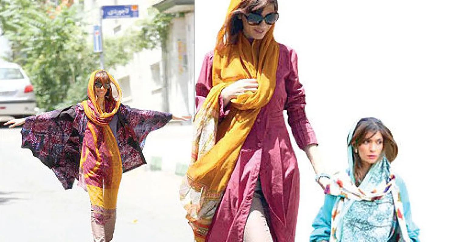 عند الحديث عن الحجاب، فإن أول شيء يتبادر إلى ذهن الكثير من الأفراد هو اللون الأسود والألوان الغامقة في صور تخلو من الجمال والتنوع. صور تكونت في الأذهان نتيجة لنوع الحجاب الذي ارتدته أغلب المحجبات في العقود السابقة في إيران، رغم أنه، وقبل الثورة الإسلامية، كان للحجاب والأزياء عموما في إيران شكل م...