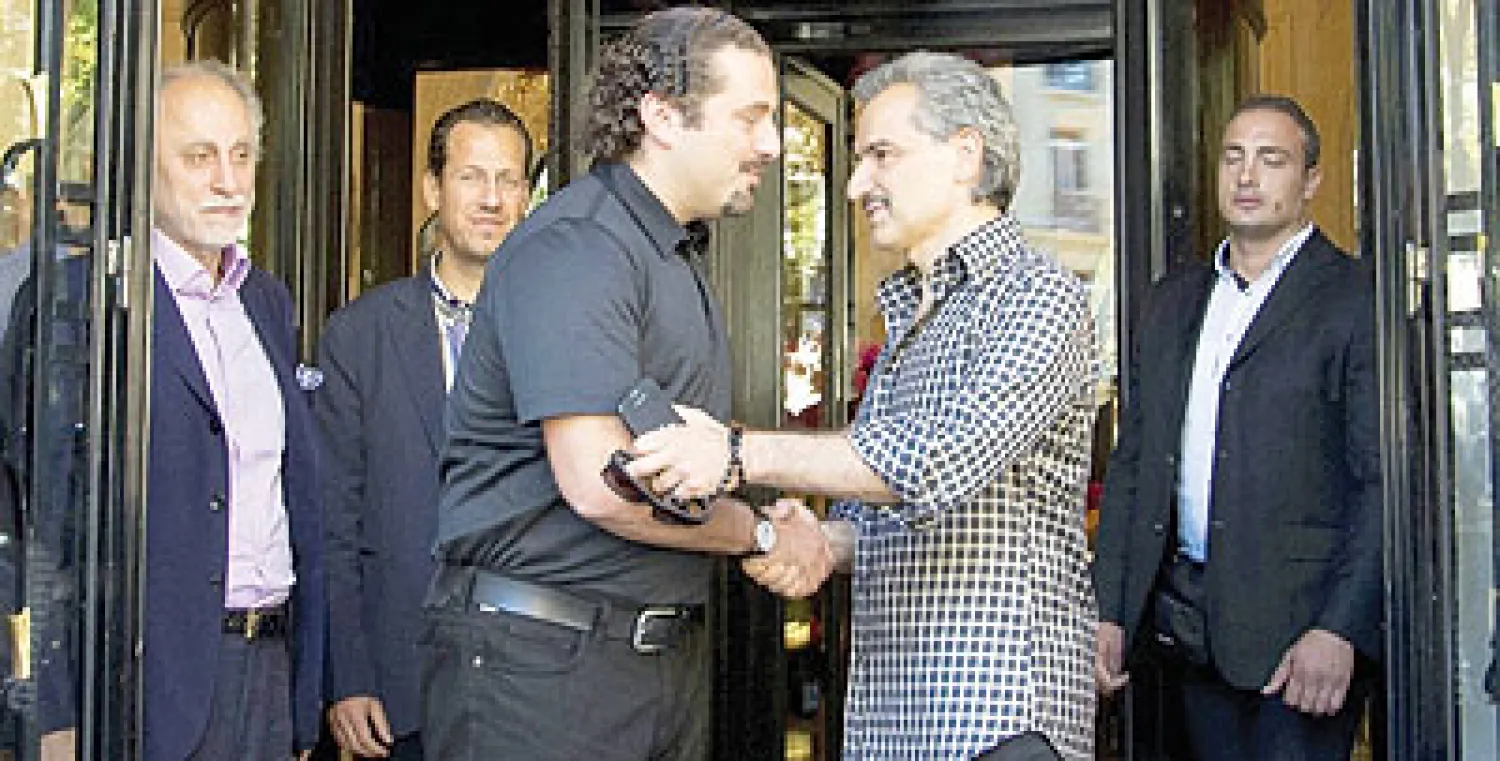 الوليد بن طلال خلال لقائه سعد الحريري في باريس