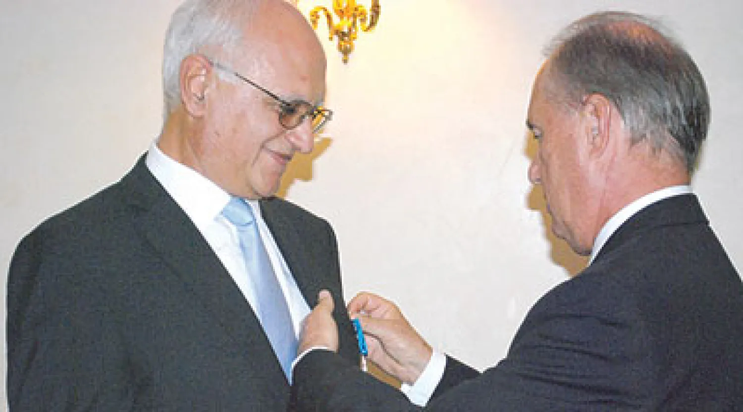 سفير فرنسا لدى المملكة العربية السعودية برتراند بيزانسينو يقلد الزميل ميشال أبو نجم («الشرق الأوسط»)