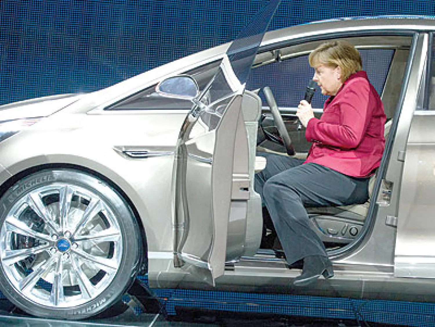 * افتتحت المستشارة الألمانية أنجيلا ميركل أمس الخميس معرض السيارات الدولي في مدينة فرانكفورت غرب ألمانيا. وأعربت ميركل عن قناعتها بازدهار مستقبل السيارات الكهربائية في ألمانيا، وقالت خلال افتتاح المعرض: «إننا جميعا على قناعة بأن السيارات الكهربائية ستلعب دورا أكبر في المستقبل. الهدف هو وما زال أ...