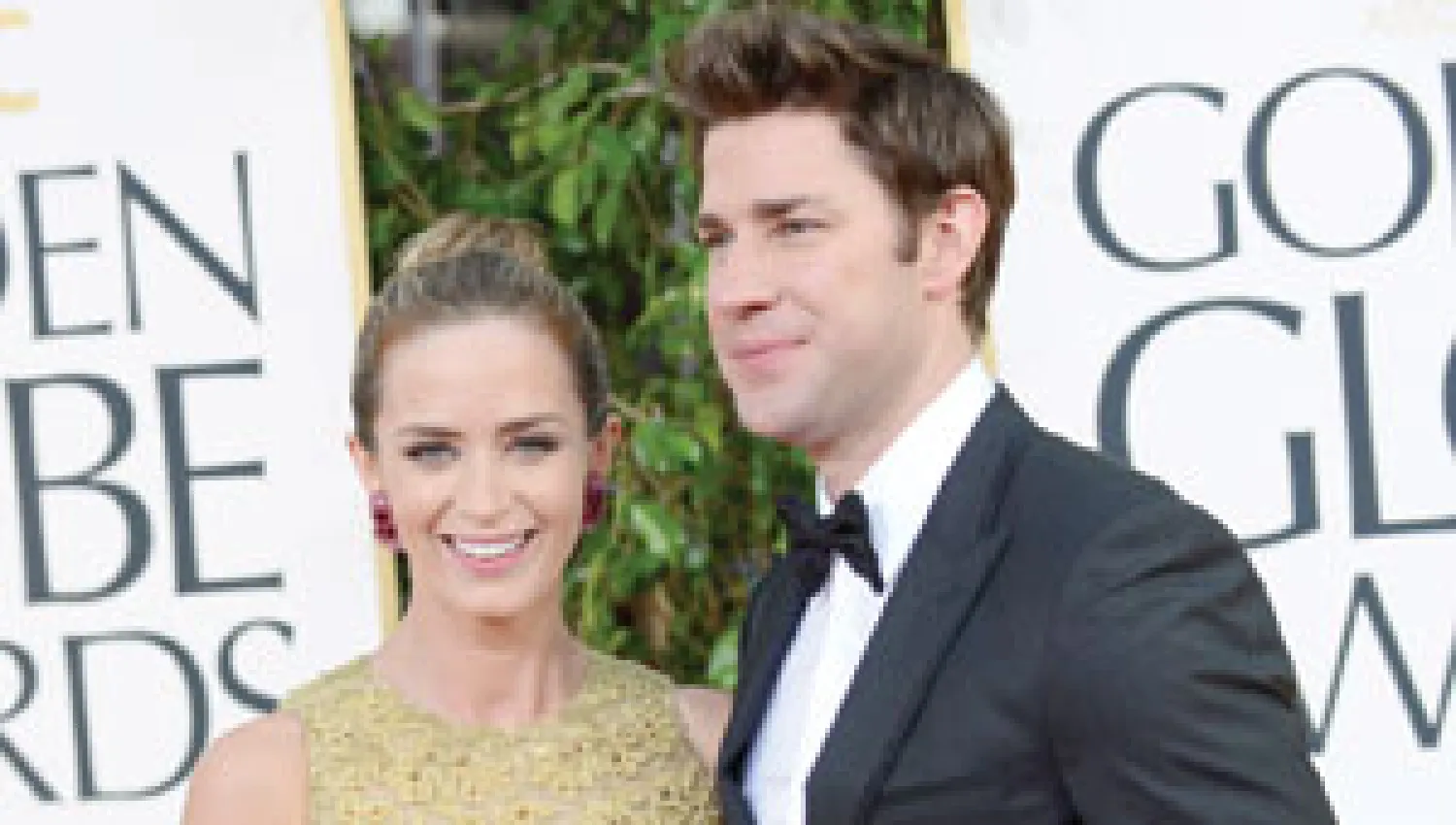 * تنتظر الممثلة البريطانية إيميلي بلانت إنجاب مولودها الأول من زوجها الممثل الأميركي جون كراسينسكي. وأكد متحدث باسم بلانت في تصريحات لوسائل إعلام أميركية نبأ الحمل. ويذكر أن بلانت، 30 عاما، تزوجت من كراسينسكي عام 2010. واشتهرت بلانت في أفلام «الشيطان يرتدي برادا» و«حرب تشارلي ويلسون» و«صيد السلم...