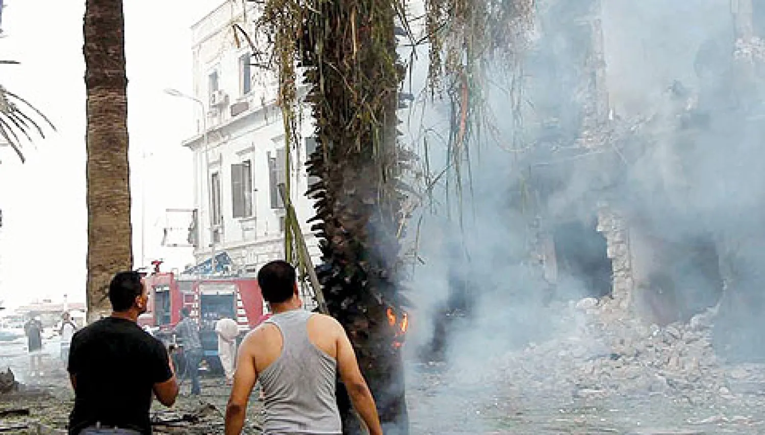 مشهد للدمار الذي لحق بفرع وزارة الخارجية الليبية في بنغازي أمس (أ.ف.ب)