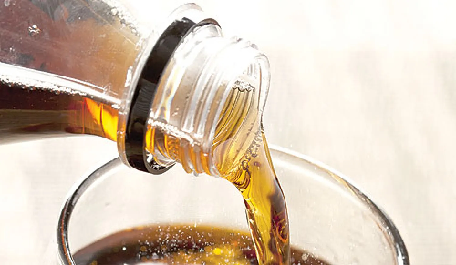 منذ ظهور المشروبات الغازية (Soft Drinks) في بدايات القرن الماضي وهي تتمتع بشعبية طاغية في أرجاء العالم. ويجتمع الجميع على الرغبة في تناولها، وخصوصا الأطفال والمراهقين. وعلى الرغم من اشتراك معظم الشرائح الاجتماعية في الاستهلاك، فإنه يزيد في الأوساط الاجتماعية الأعلى ويزيد الاستهلاك في الحضر عن ال...