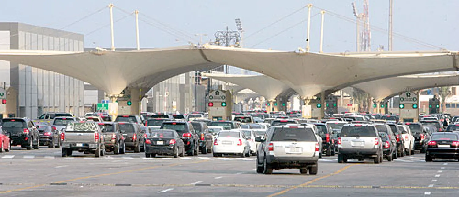 جانب من ازدحام السيارات على جسر الملك فهد («الشرق الأوسط»)