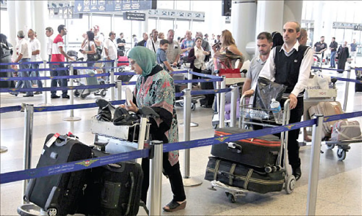 لاجئون سوريون يغادرون بيروت عبر مطار رفيق الحريري أمس متوجهين إلى ألمانيا (أ.ب)