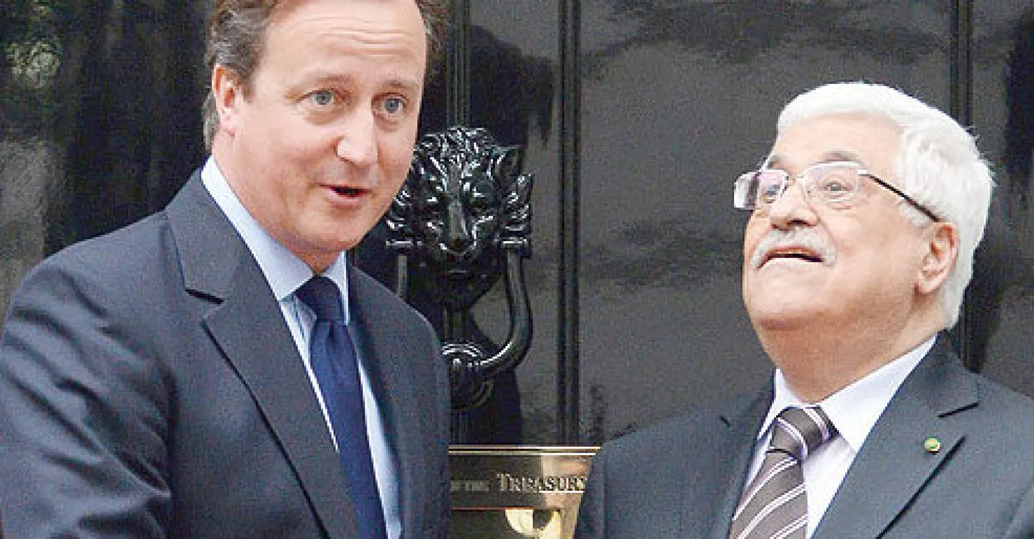 رئيس الوزراء البريطاني ديفيد كامرون خلال استقباله الرئيس الفلسطيني محمود عباس أمس (أ.ب.)