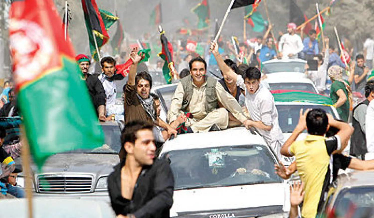 شهدت العاصمة الأفغانية كابل احتفالات صاخبة الليلة قبل الماضية في أعقاب انتصار المنتخب الأفغاني على نظيره الهندي والتتويج ببطولة اتحاد جنوب آسيا لكرة القدم، في أول بطولة دولية على الإطلاق في كرة القدم تفوز بها أفغانستان التي أنهكتها الحروب وأول فرحة عامة يمكن للمرء أن يشهدها هنا. بمجرد انتهاء الم...