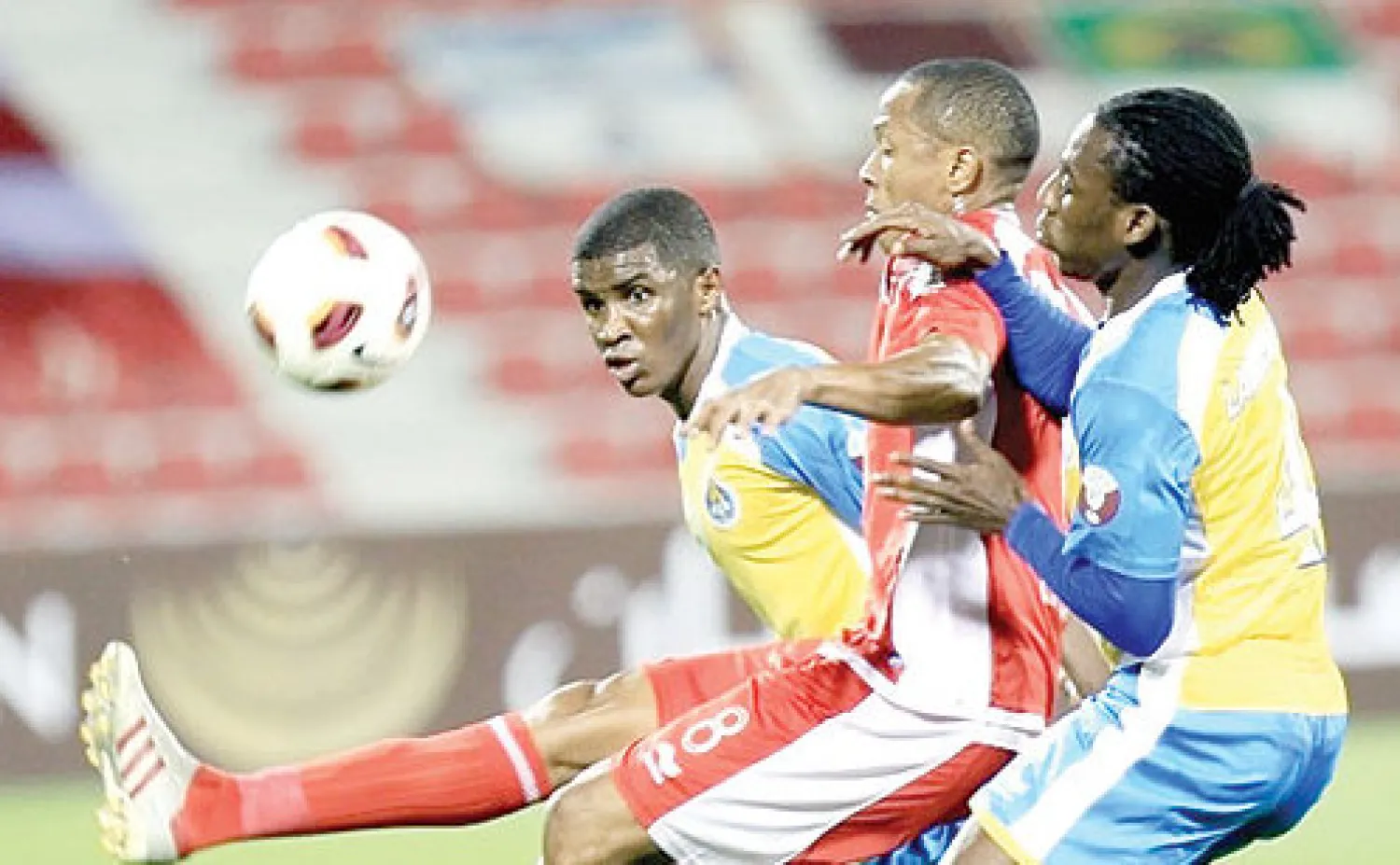 رغم الاستعدادات التي أجرتها الفرق القطرية لدوري كرة القدم الذي ينطلق غدا الجمعة والتحضيرات والتعاقدات الجديدة التي أبرمتها فرق الوسط والقاع، فإن كل التوقعات تؤكد أن المنافسة ستكون تقليدية بين الخمسة الكبار. والفرق الخمسة المرشحة للقب هي: السد بطل النسخة الماضية، والريان الرابع وبطل كأس الأمير، و...