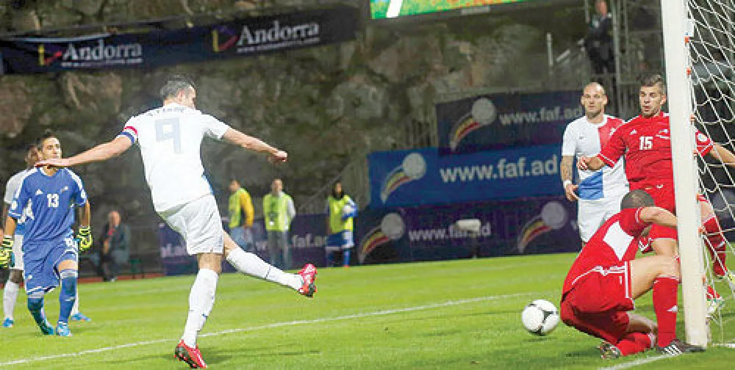 حجز منتخبا هولندا وإيطاليا بطاقاتي التأهل المباشر لنهائيات كأس العالم 2014. فيما اقتربت ألمانيا كثيرا، بينما الصراع اشتد بين إنجلترا وأوكرانيا ومونتنغرو (الجبل الأسود) بالمجموعة الثامنة للتصفيات الأوروبية. في المجموعة الرابعة قاد المهاجم الشهير روبن فان بيرسي منتخب هولندا للفوز الثمين على مضيفه ...