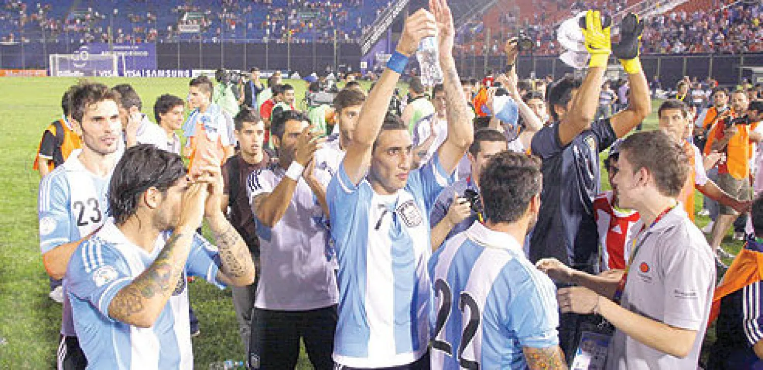 أصبحت الأرجنتين أول منتخب من أميركا الجنوبية يتأهل لنهائيات كأس العالم عام 2014 بالبرازيل، بعد تغلبها 5-2 على مضيفتها باراغواي. وفاز منتخب أوروغواي على نظيره الكولومبي 2-صفر واستفاد من تعادل الإكوادور مع مضيفه البوليفي 1-1. ليقطع خطوة كبيرة نحو التأهل إلى المونديال، في حين فاز منتخب فنزويلا على ...