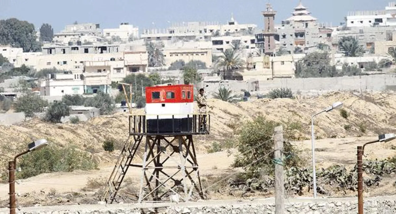 جندي مصري يراقب الشريط الحدودي الفاصل بين الأراضي المصرية وقطاع غزة  أمس (أ.ف.ب)