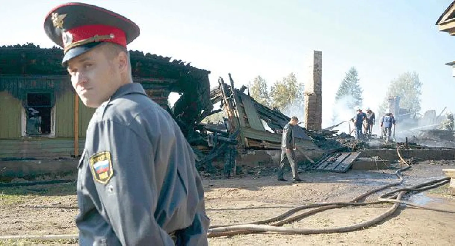 رجل أمني روسي عند موقع الحريق