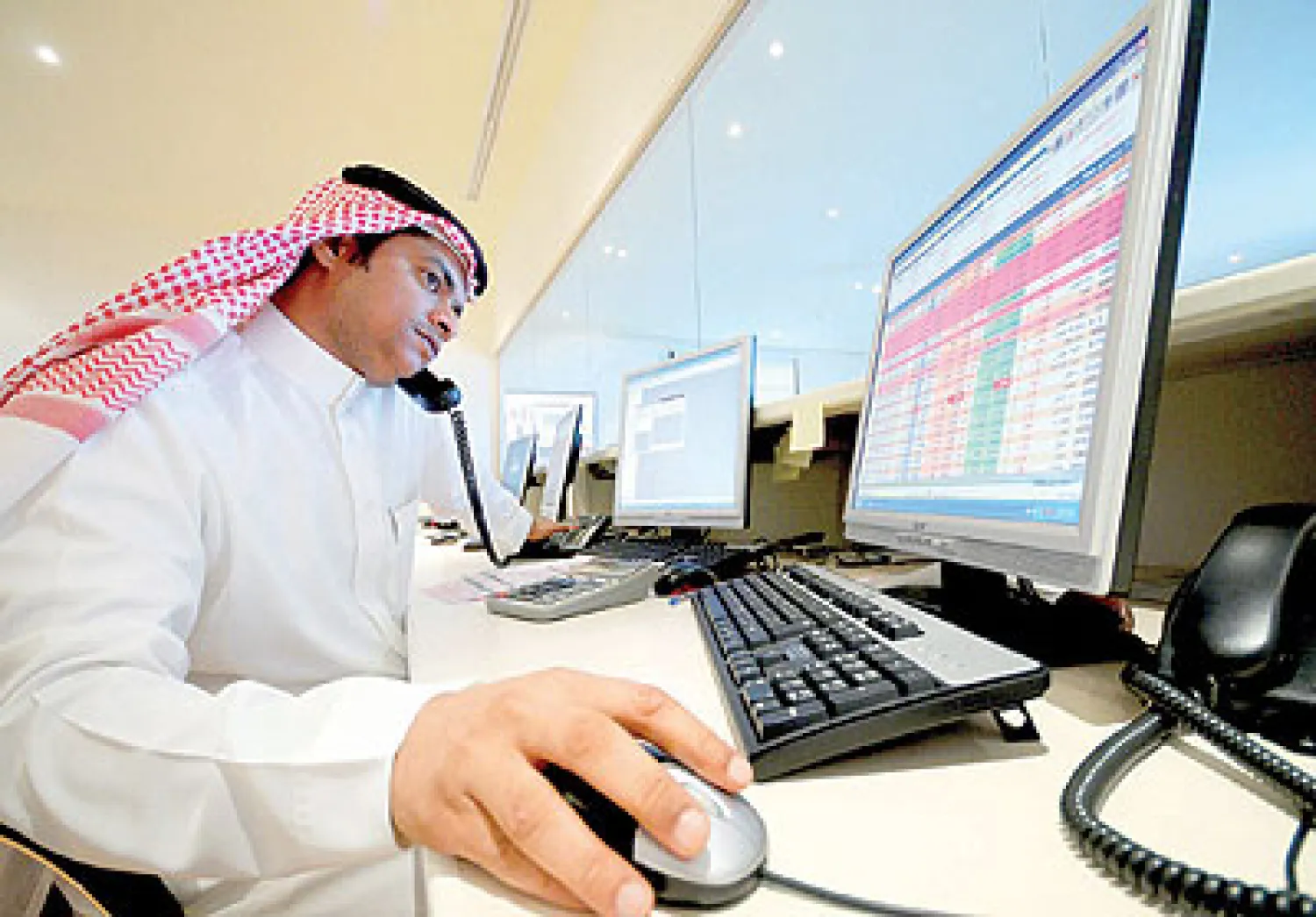 متداول يتابع تحركات الأسهم السعودية («الشرق الأوسط»)