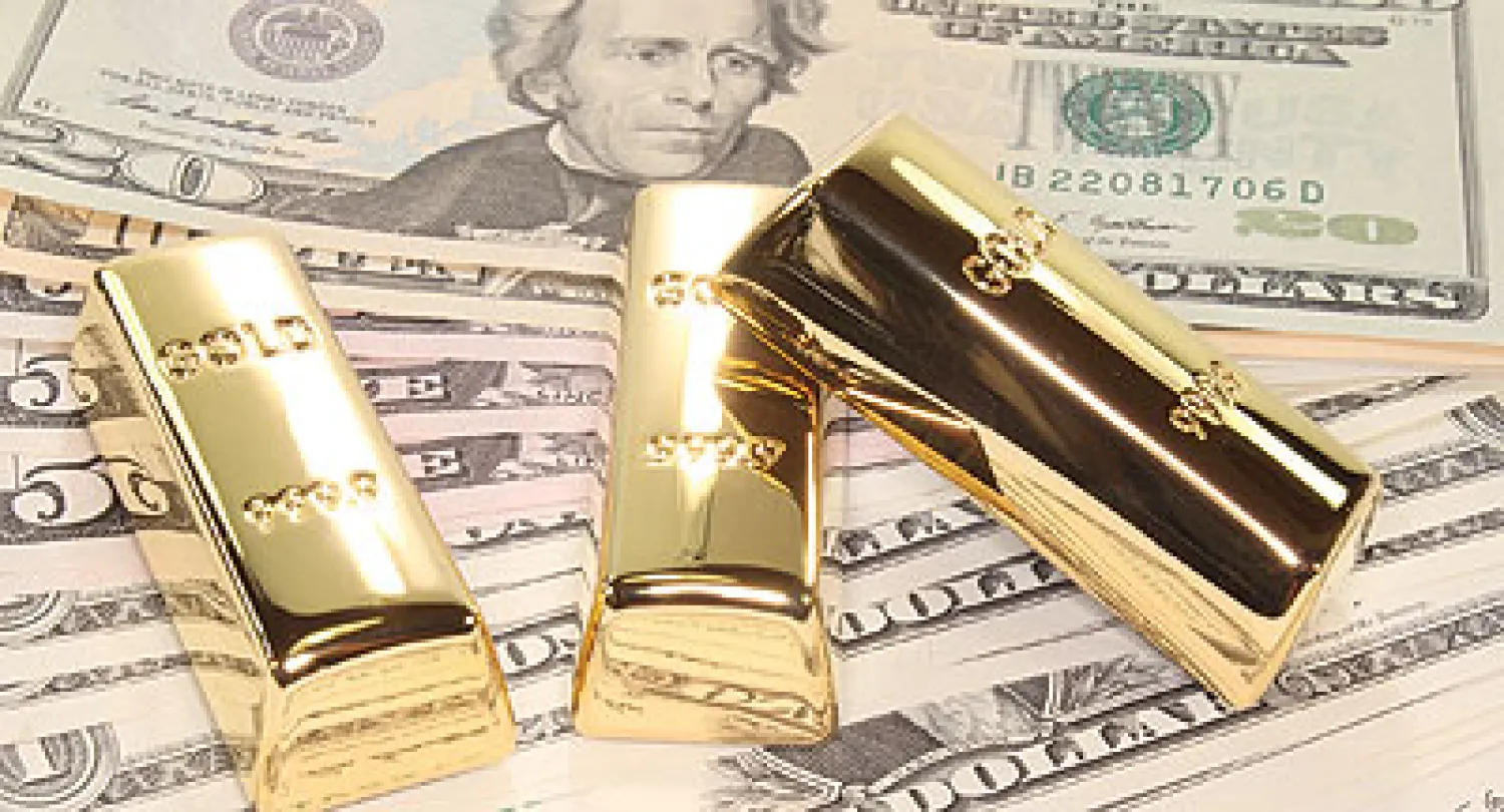 بدد الذهب مكاسبه المبكرة أمس وانخفض إلى أدنى مستوياته في أكثر من شهر مع استمرار هبوط العقود الأميركية الآجلة بسبب مخاوف من بدء سحب التحفيز النقدي الأميركي قريبا وتراجع احتمالات توجيه ضربة عسكرية أميركية لسوريا. وكانت مشتريات شركات الحلي في هونغ كونغ والصين قد ساعدت الذهب على الارتفاع أكثر من 5.‏...