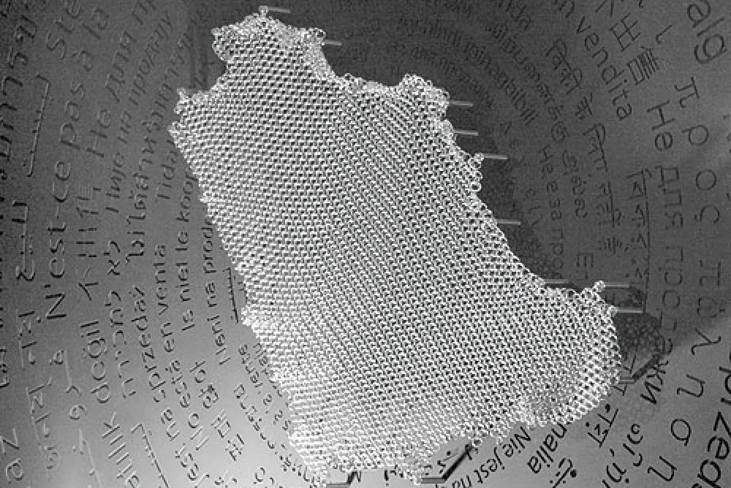 لقد وضع الربيع العربي الكثير من الضغط النفسي على الكثير من الناس سواء من الشعوب التي طالتها الثورة أو العرب من الدول المجاورة، وكانت هذه الأحداث سببا رئيسا في استفزاز الحس الفني لدى الفنانين وفرصة لإطلاق روح الإبداع لتكون بمثابة المثل القائل «رب ضرة نافعة». خالد بن عفيف، الفنان الذي يعمل مصورا ض...