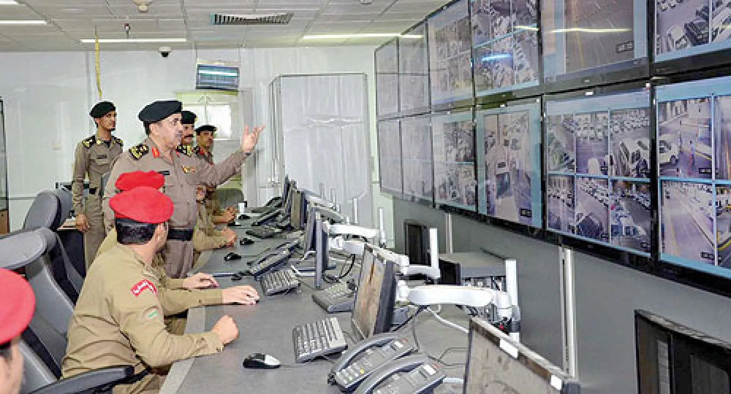 جانب من غرفة العمليات في شرطة المدينة المنورة (واس)