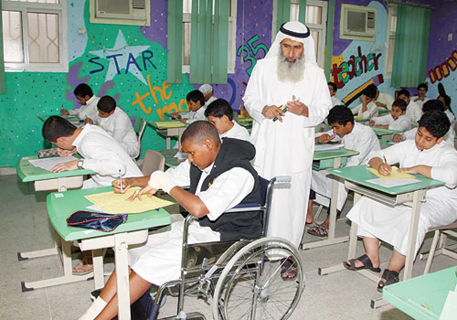 طلاب «تربية خاصة» يجرون امتحانا في مدرسة حكومية بجدة في وقت سابق (تصوير: سلمان مرزوقي)