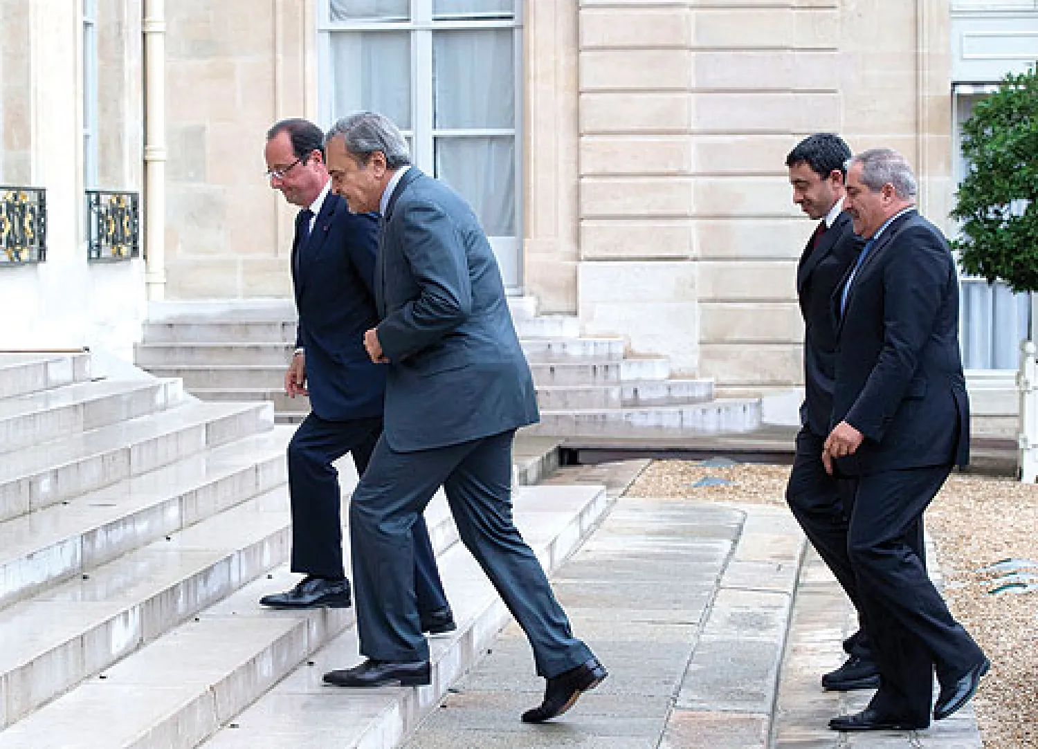 الرئيس الفرنسي لدى استقباله وزراء خارجية السعودية والإمارات والأردن أمام قصر الإليزيه بباريس أمس (أ.ب)