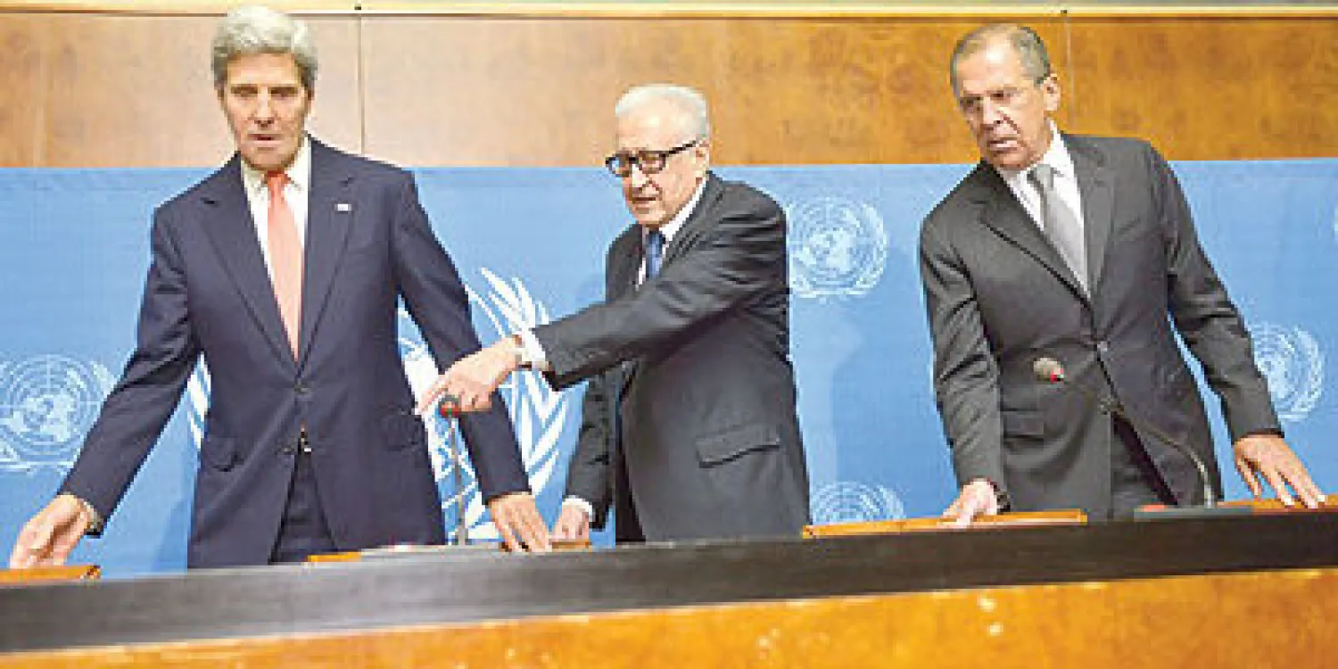 وزير الخارجية الأميركي جون كيري ونظيره الروسي سيرغي لافروف يتوسطهما المبعوث الدولي الأخضر الإبراهيمي في مؤتمر صحافي عقب اجتماعهم بجنيف أمس (إ.ب.أ)