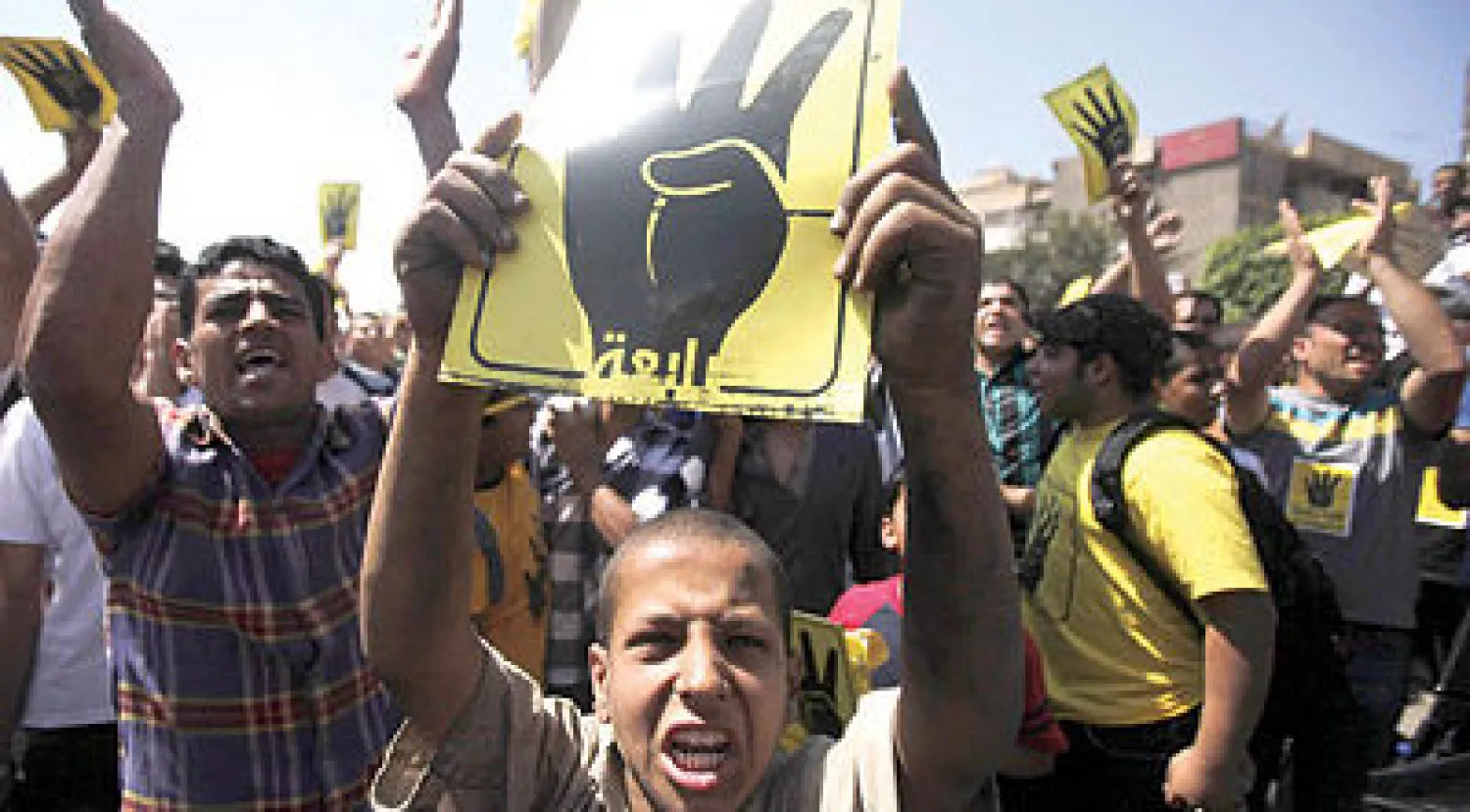 أنصار الرئيس المصري المعزول في مظاهرات بالقرب من مسجد السلام بالقاهرة أمس (رويترز)