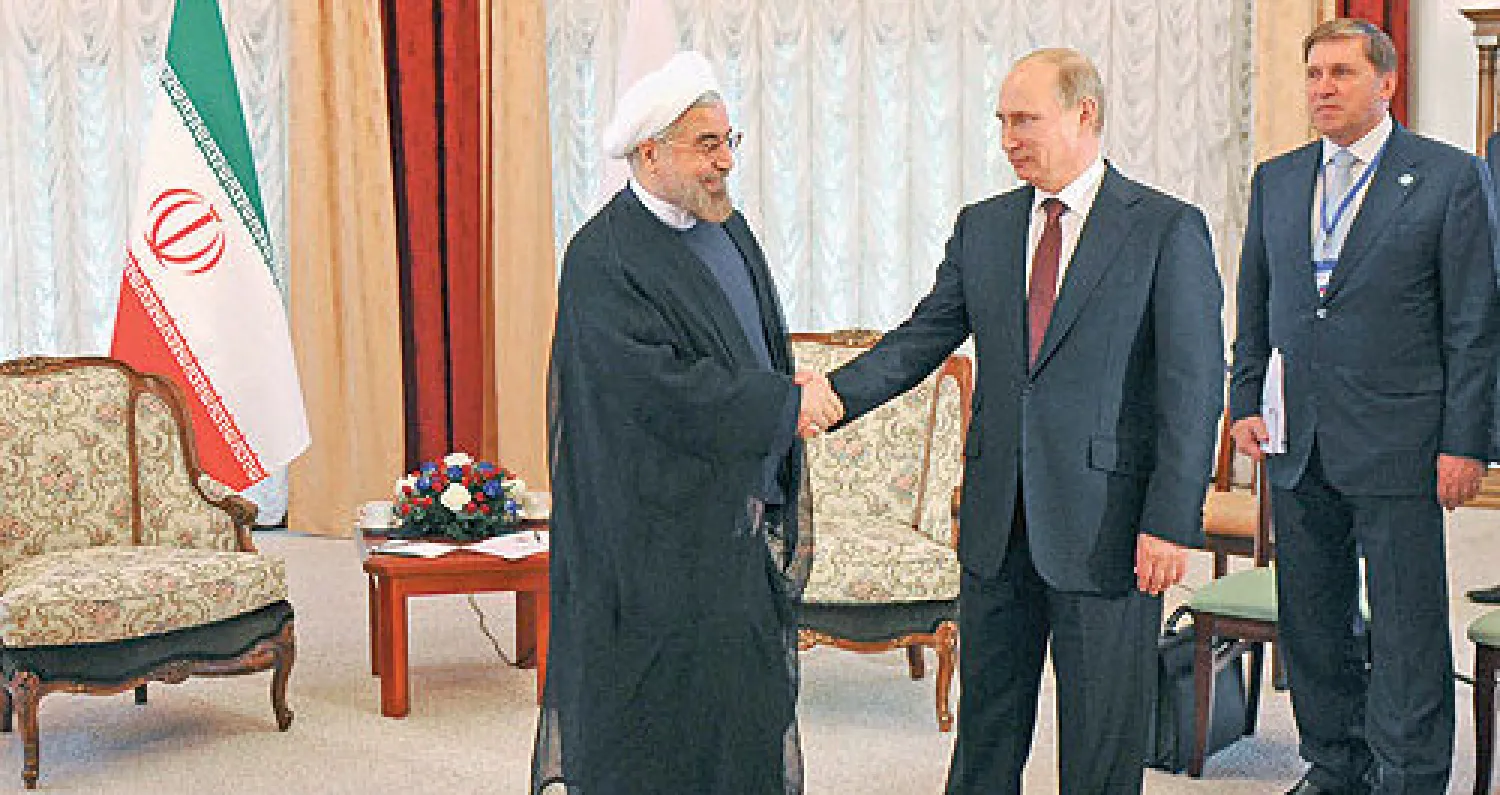 بوتين خلال استقباله روحاني أمس (رويترز)