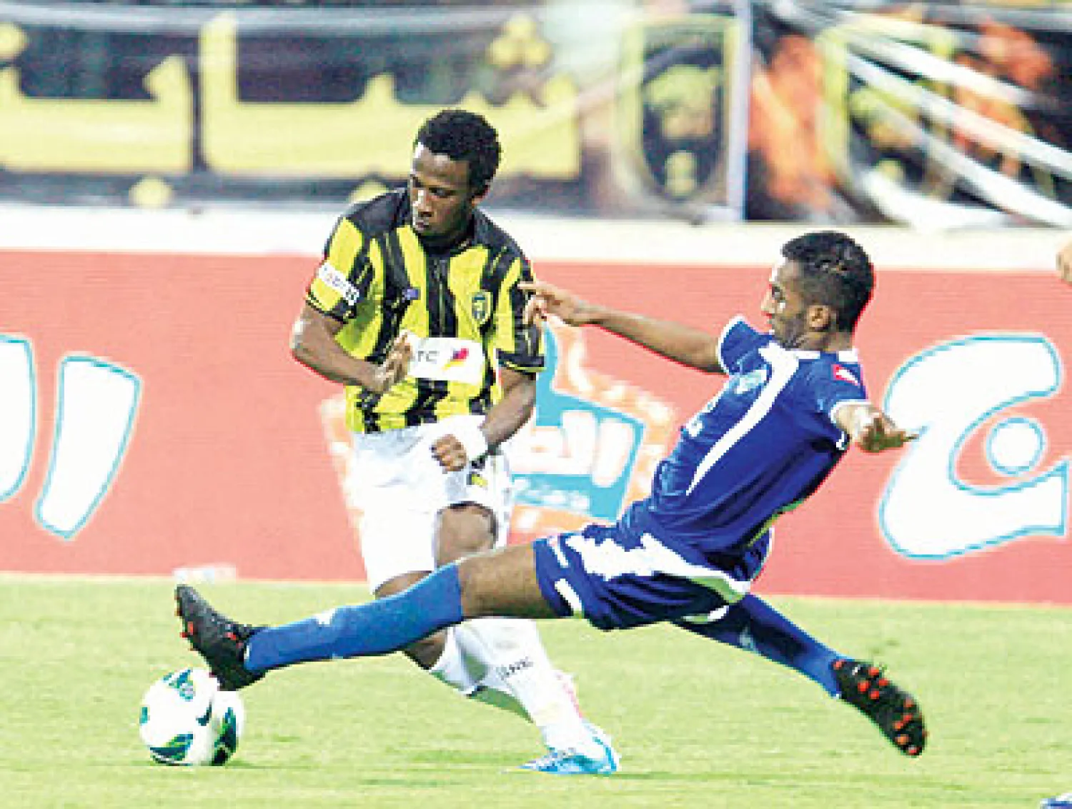 يشهد ملعب مدينة الملك عبد العزيز الرياضية بالشرائع في مكة المكرمة مساء اليوم، الظهور الأول لرباعي الاتحاد الأجنبي «بعد نجاح الإدارة في تسجيلهم في الساعات التي سبقت إغلاق فترة التسجيل أول من أمس الأربعاء»، وذلك عندما يستضيف نظيره الفتح في الجولة الثالثة من منافسات دوري عبد اللطيف جميل السعودي للم...