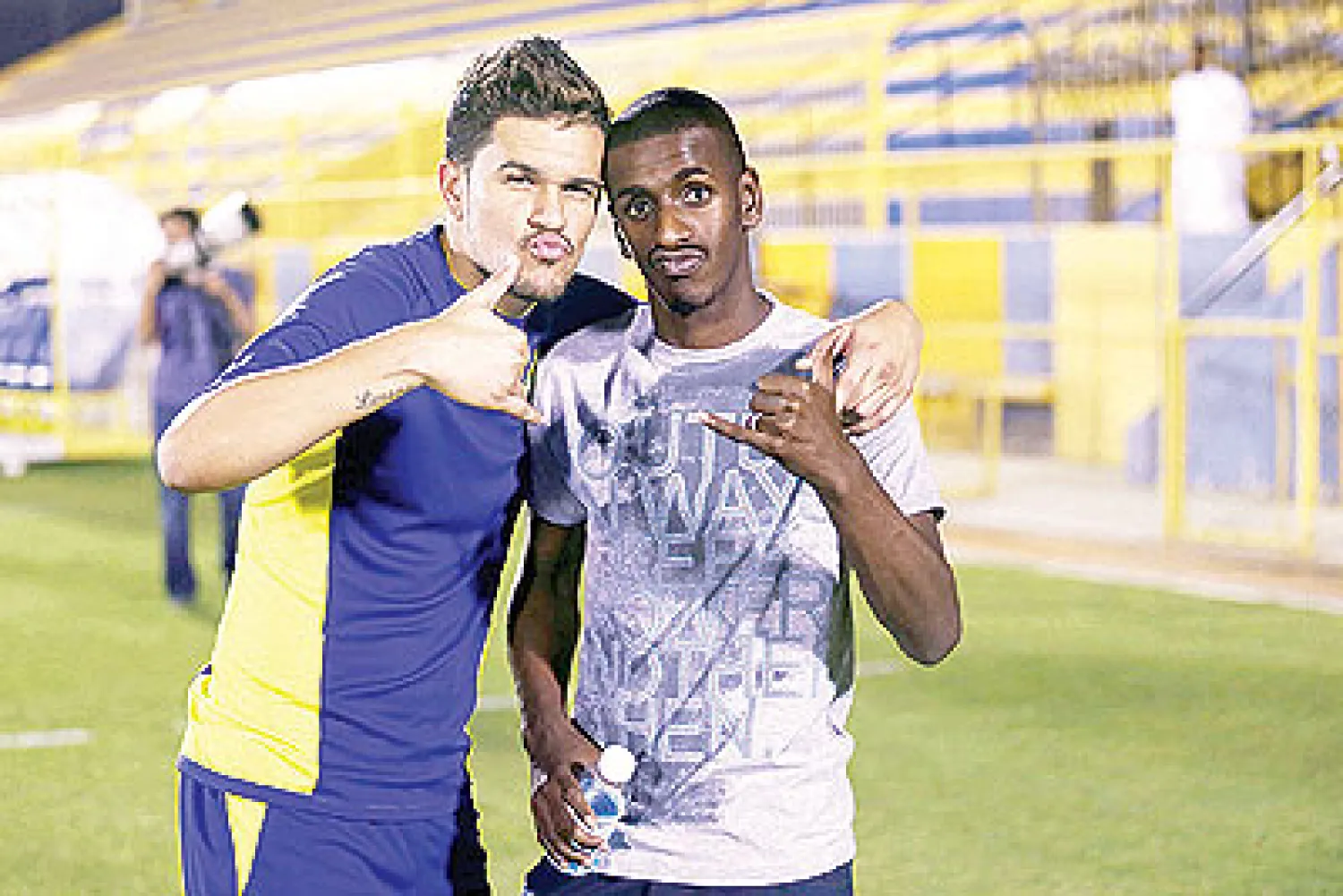 فاجأ الأمير فيصل بن تركي رئيس نادي النصر الأوساط الرياضية بتصريح فضائي أكد فيه أن بدر المطوع اللاعب الكويتي قد طلب من إدارة الأهلي أثناء تفاوضها معه في وقت سابق الحديث مع إدارة نادي النصر، وذلك احتراما من اللاعب لناديه السابق. وأكد الأمير فيصل أنه تلقى اتصالا من الأمير فهد بن خالد رئيس نادي الأه...