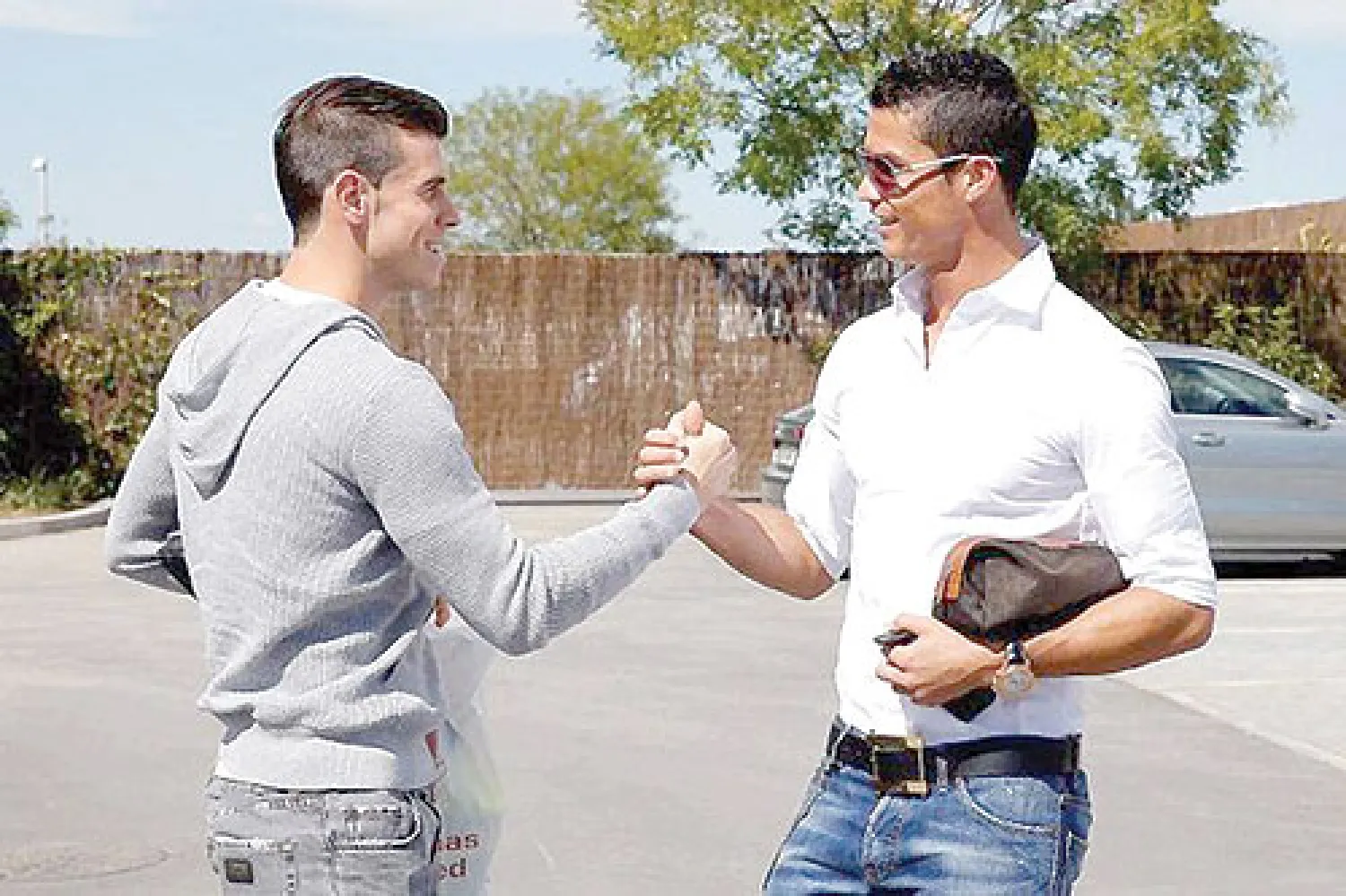 تدرب غاريث بيل مع زملائه في ريال مدريد الإسباني لأول مرة أمس حيث كان المهاجم البرتغالي كريستيانو رونالدو أول من رحب باللاعب الويلزي المنضم لوصيف بطل دوري الدرجة الأولى الإسباني لكرة القدم في صفقة انتقال قياسية عند وصوله. وسيلعب ريال مدريد أمام فياريال في الدوري الإسباني غدا، ومن الممكن أن يشارك ...