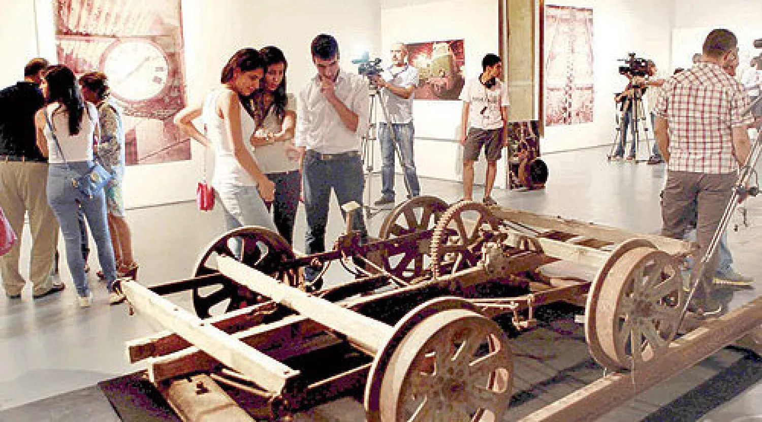 صور وعربات قديمة عمرها أكثر من مائة سنة تجذب الشباب في معرض { لبنان على السكة} ({الشرق الأوسط})