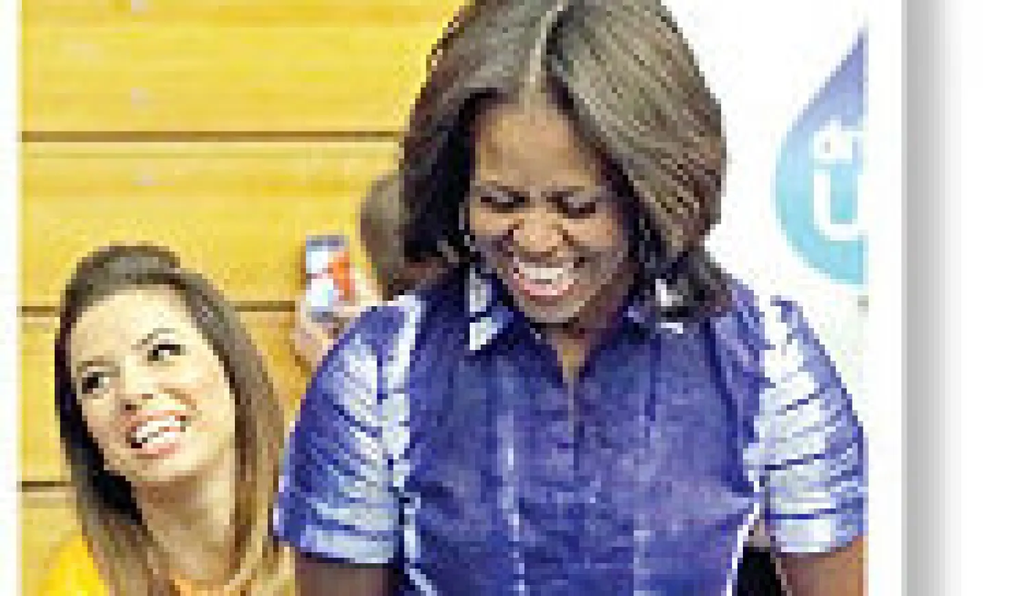 * بدأت سيدة الولايات المتحدة الأولى ميشيل أوباما، المعروفة بحثها الأطفال الأميركيين على أن يكونوا أكثر نشاطا وعلى أكل الخضراوات، حملة صحية هذا الأسبوع من خلال الترويج لمزايا شرب الماء. وقالت أوباما خلال زيارة لبلدة ووتر تاون في ولاية ويسكونسن «فقط اشربوا الماء». وأضافت أن «الماء أول وأفضل مشروب ...