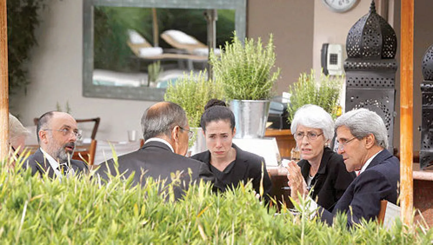 وزير الخارجية الأميركي جون كيري ونظيره الروسي سيرغي لافروف يناقشان الوضع السوري لدي لقائهما في جنيف أمس (أ. ب)