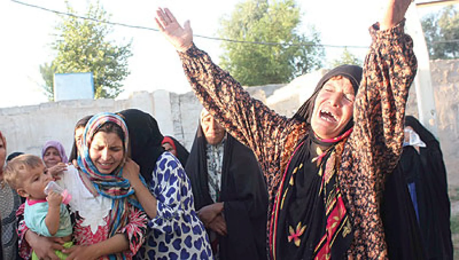 عراقية تنتحب في جنازة أحد ضحايا تفجير استهدف مسجدا في بعقوبة أول من أمس (رويترز)